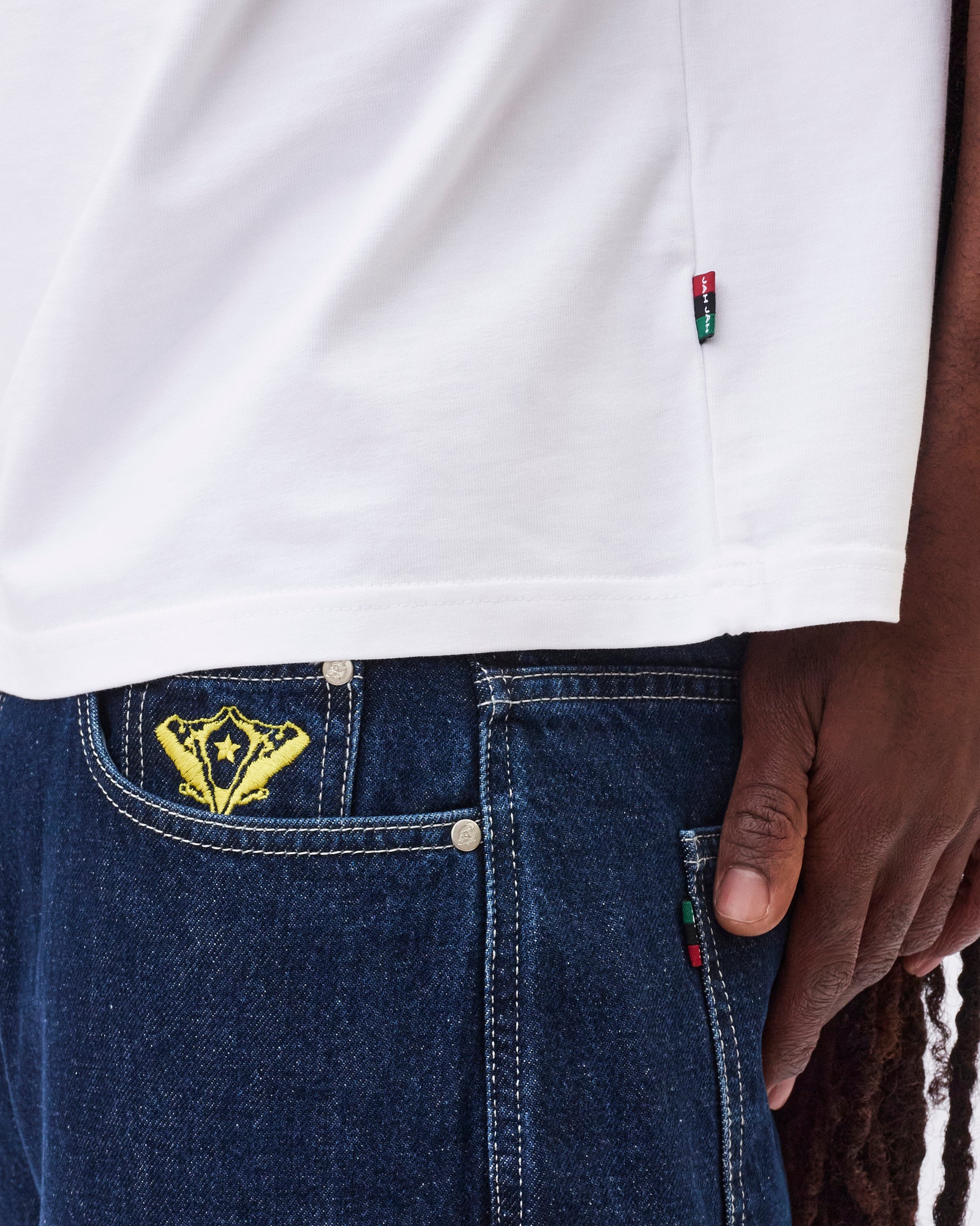 WHITE EMBROIDERED LOGO T-SHIRT