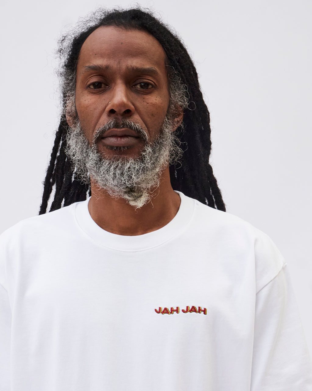 WHITE EMBROIDERED LOGO T-SHIRT